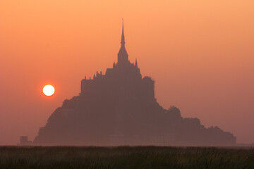 Lever du soleil au Mont-Saint-Michel, Normandie.