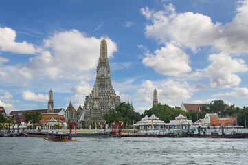 Naklejka premium Scenic view of Wat Arun or Temple of Dawn. Tourists travel destination Wat Arun located in Bangkok on the west bank of the Chao Phraya river.