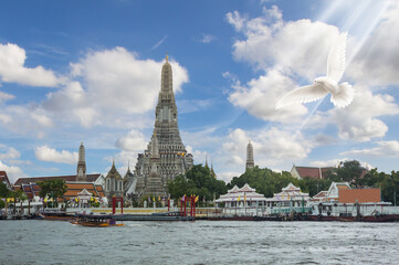 Naklejka premium Scenic view of Wat Arun or Temple of Dawn. Tourists travel destination Wat Arun located in Bangkok on the west bank of the Chao Phraya river.