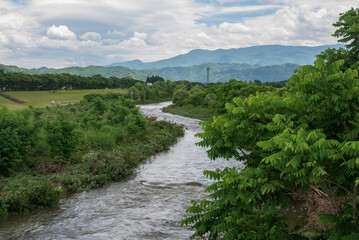 梅雨の雨を集めて米沢盆地を下る最上川