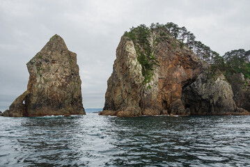 北山崎断崖クルーズ 矢越岬の海蝕洞とローソク岩