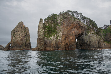 北山崎断崖クルーズ 矢越岬の海蝕洞とローソク岩