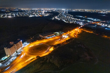 Vista aérea da cidade de Paulínia durante a noite. Pôr do sol no interior de São Paulo. Céu vermelho.