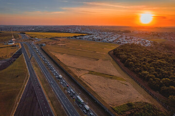Vista aérea da cidade de Paulínia durante a noite. Pôr do sol no interior de São Paulo. Céu...