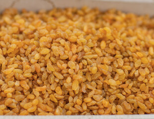Gold raisins also taste good, and there are varieties that are golden yellow.