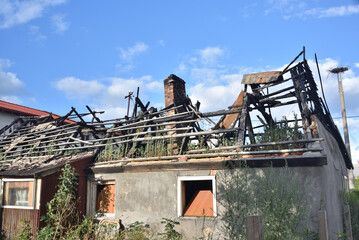 Spalony dach, po pożarze.