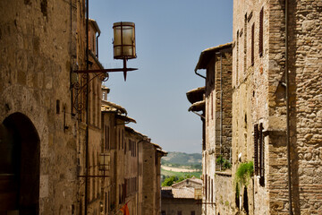 Narrow path in San Gimignano - obrazy, fototapety, plakaty