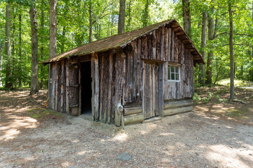 Petersburg, Virginia: Petersburg National Battlefield site of American Civil War Siege of Petersburg. Reconstruction of a typical winter encampment soldier’s log hut near Federal siege lines.