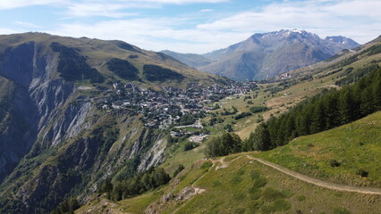 Fototapeta na wymiar Vue des deux alpes depuis les perrons - Drone - Alpes - France