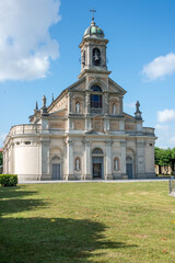 Fototapeta na wymiar Santuario de la Madonna dei Campi en el pueblo de Stezzano en Bergamo, Italia