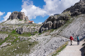 Paisaje con senderistas y refugio de Locatelli en las Dolomitas de Auronzo en el norte de  Italia