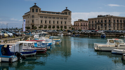 Fototapeta na wymiar Vista del puerto de la Isla de Ortigia en Siracusa, Sicilia, Italia
