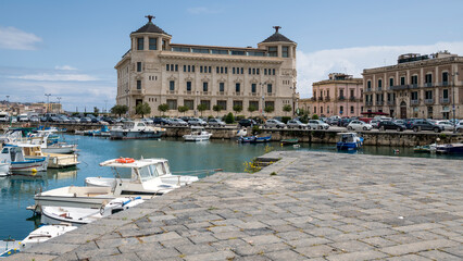 Vista del puerto de la Isla de Ortigia en Siracusa, Sicilia, Italia