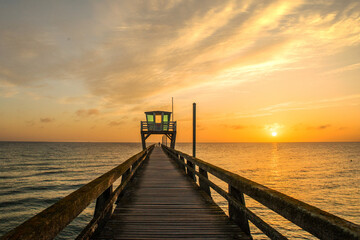 Obraz premium Lever du soleil à Luc sur mer, Calvados, Normandie