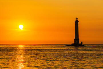 Coucher de soleil sur le phare de Goury, Manche, Normandie. © lucienvatynan