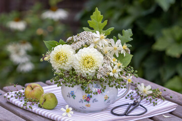 Blumenstrauß mit weißen Dahlien, Holunderbeeren, Clematisblüten und Schafgarbe in vintage...