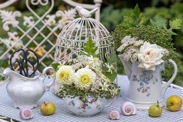 Arrangement mit Blumenstrauß in Weiß und Grün in vintage Milchkanne