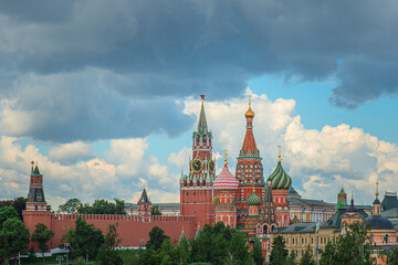 Obraz premium St. Basil's Cathedral and Kremlin Walls and Tower in Red square.
