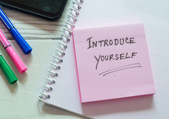 Sticky note with the text Introduce yourself on office desk. Self-introduction concept.