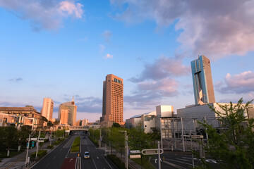千葉市美浜区 夕方の幕張新都心、メッセ大通りと高層ビル群