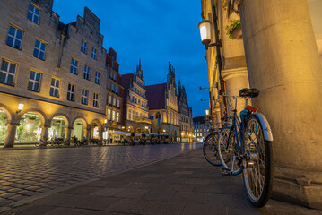 Fahrradstadt Münster - Fahrrad am Prinzipalmarkt zur Blauen Stunde am Abend