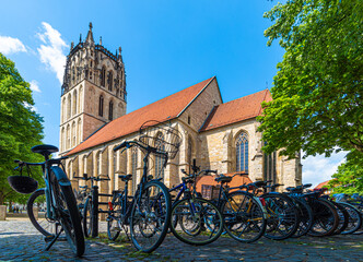 Naklejka na ściany i meble Überwasserkirche in Münster mit Fahrrädern im Vordergrund