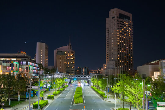 千葉市美浜区 夜の幕張新都心、メッセ大通りと高層ビル群