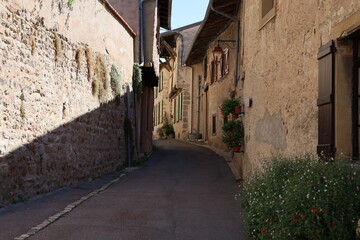 Rue typique, village de Saint Haon Le Chatel, département de la Loire, France