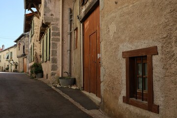 Rue typique, village de Saint Haon Le Chatel, département de la Loire, France