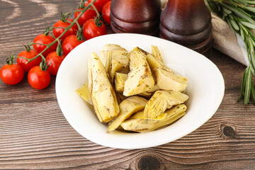 Grilled artichoke marinated in oil
