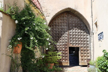 Fototapeta na wymiar Maison typique, vue de l'extérieur, village de Saint Haon Le Chatel, département de la Loire, France
