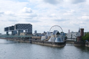 Panorama von Köln mit Kranhäuser und Riesenrad