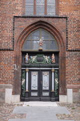 Fototapeta na wymiar Eingang der Jakobikirche in Stralsund
