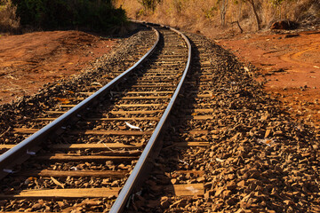 Vista da linha férrea. Detalhe do chão com trilhos de ferro. Linha de trem.