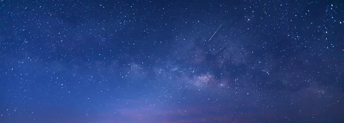 Fotobehang De ruimte van het panoramauniversum en de Melkwegmelkweg met sterren op de achtergrond van de nachthemel. © kanpisut