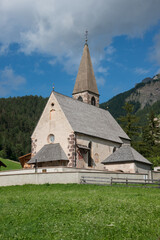 Fototapeta na wymiar Iglesia de Santa Maddalena en el valle de Funes en la región de Bolzano, Italia