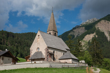 Fototapeta na wymiar Cementerio e iglesia de Santa Maddalena en el Valle de Funes en la provincia de Bolzano, Italia
