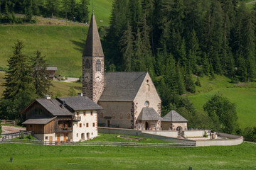 Fototapeta na wymiar Casas e iglesia de Santa Maddalena en el Valle de Funes en la provincia de Bolzano, Italia