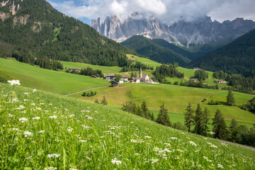 Fototapeta na wymiar Valle de Funes y montañas Dolomitasen la provincia de Bolzano, Italia