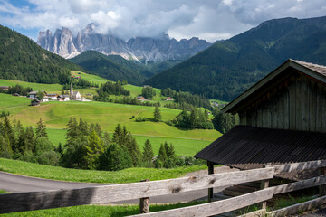 Obraz premium Valle de Funes con las montañas de las Dolomitas de fondo en la región de Bolzano, Italia