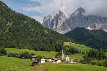 Santa Maddalena Alta en el Valle de Funes en la provincia de Bolzano, Italia