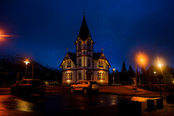 Fototapeta na wymiar Church at night in Keflavík