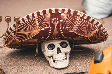 Traditional mexican skull in sombrero - obrazy, fototapety, plakaty