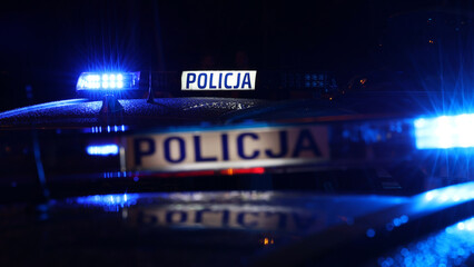 Nocna interwencja alarmowa policji - Sygnalizator błyskowy niebieski na dachu radiowozu policji...