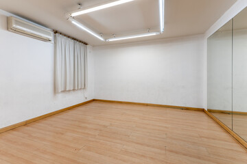 Fototapeta premium Exercise room with hardwood floors and a mirrored wall