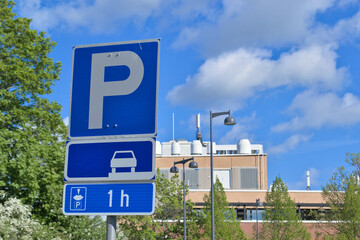Road sign, free parking is allowed for an hour.