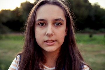 Naklejka premium Portrait teenage girl having fun at nature