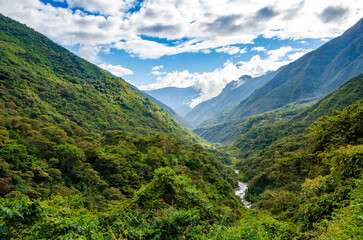 Fototapeta premium Vista de Valle Inca con bosque nuboso - desde el Salkantay Trek, Peru
