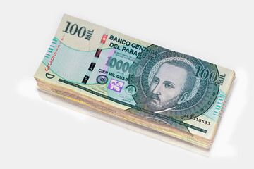 Dinero apilado, proveniente del Paraguay , el guaraní 