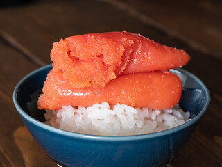 炊き立ての白米の上の明太子。二段重ね。